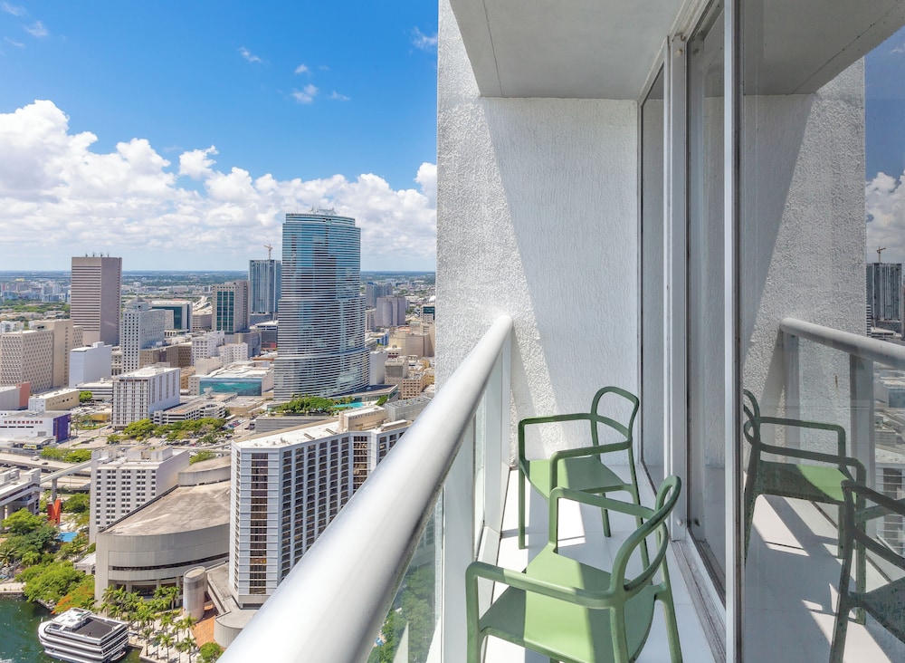 Business Studio Suite, 1 Queen, Balcony, City/River ViewÂ 4505 thumbnail 6