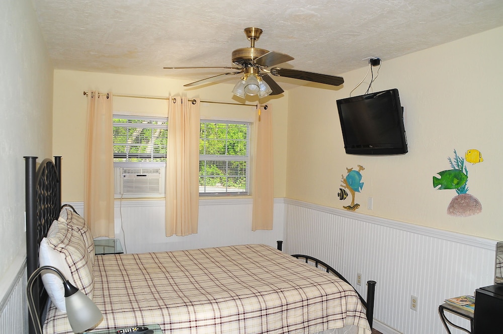 Deluxe Room, 1 Queen Bed photo 3