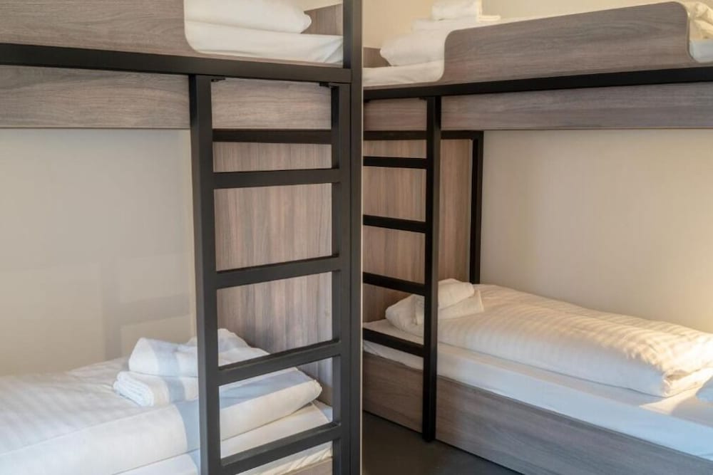 6 Persons Room