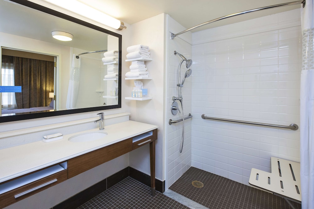 Suite, 1 Queen Bed, Accessible, Non Smoking (Roll-in Shower) - Photo 3