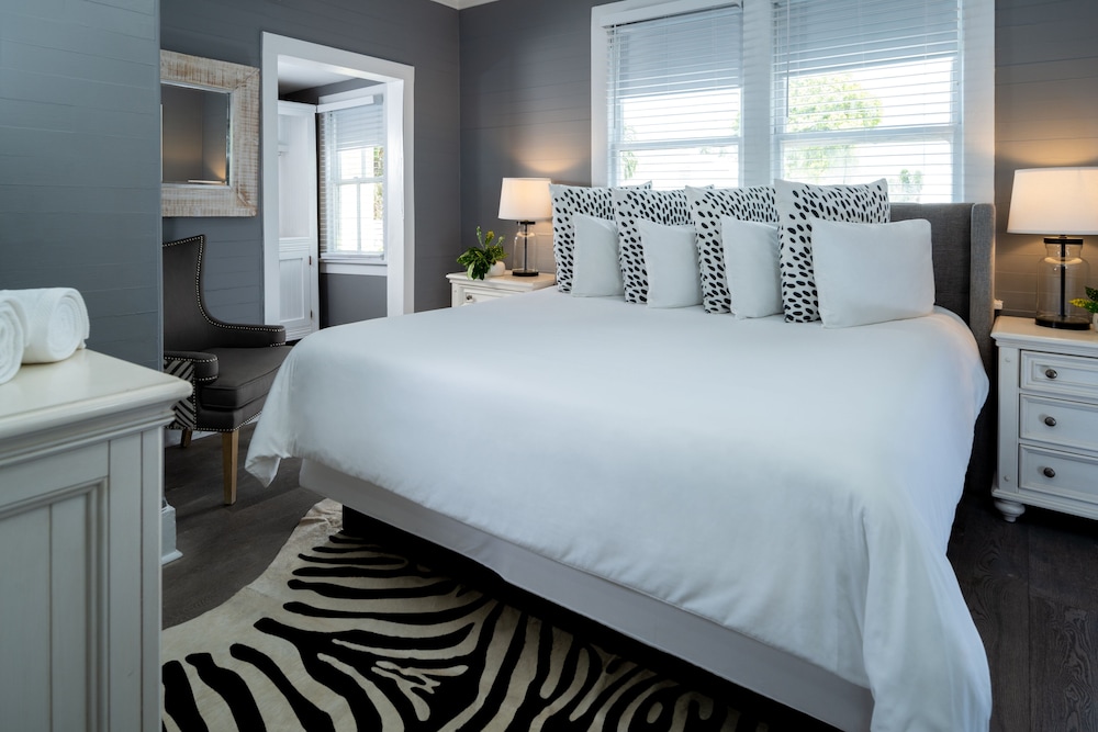 Standard Room, 1 King Bed, Refrigerator (Room 1) photo 2
