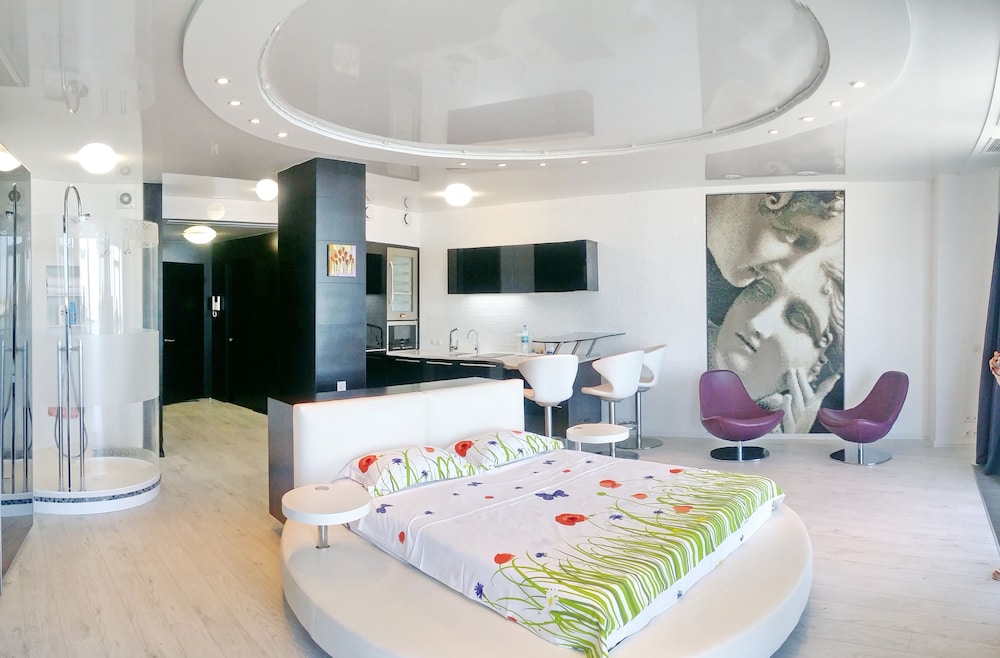 Panoramic Studio Suite, 1 King Bed, Balcony, River View