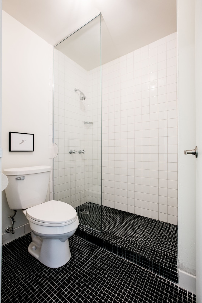 Room, 1 King Bed, Accessible - Photo 9