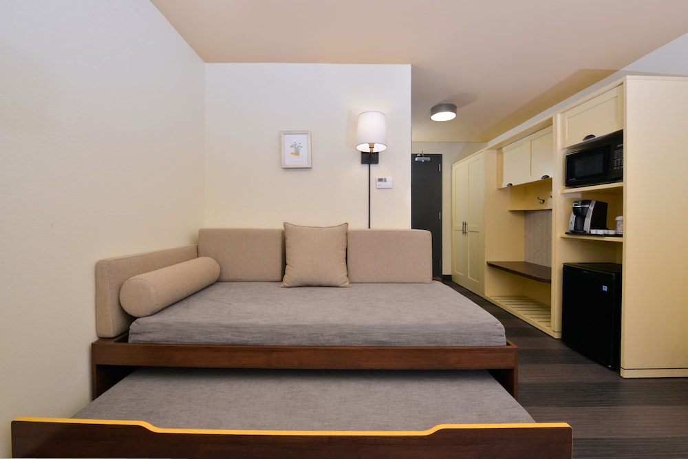 Standard Room, Multiple Beds - Photo 3