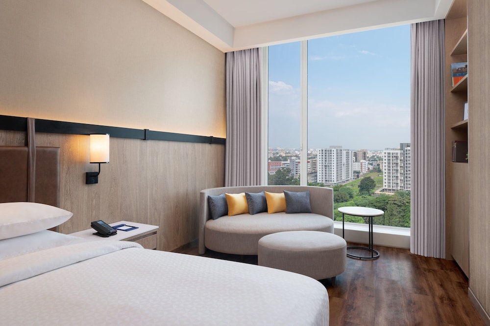 Suite, 1 King Bed, City View