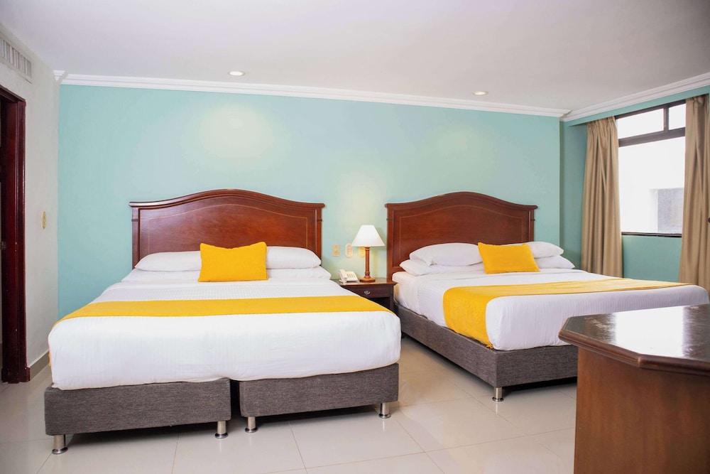 Junior Suite, Non Smoking (2 King Beds, Family Room) - Photo 1