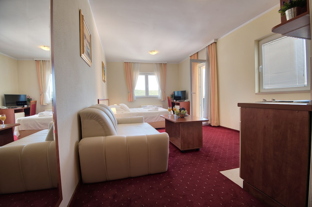 Double or Twin Room, Balcony, Sea View photo 2
