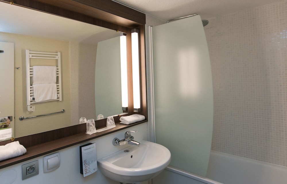 Standard Room, Multiple Beds - Photo 3