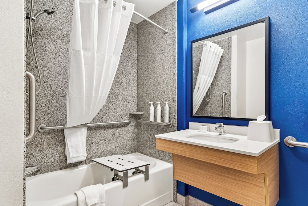 Room, 2 Queen Beds, Accessible, Bathtub - Photo 4
