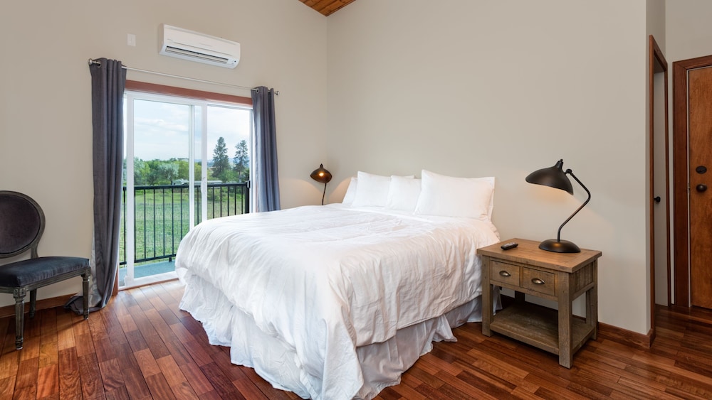 Premium Room, 1 King Bed, Valley View, Corner photo 1