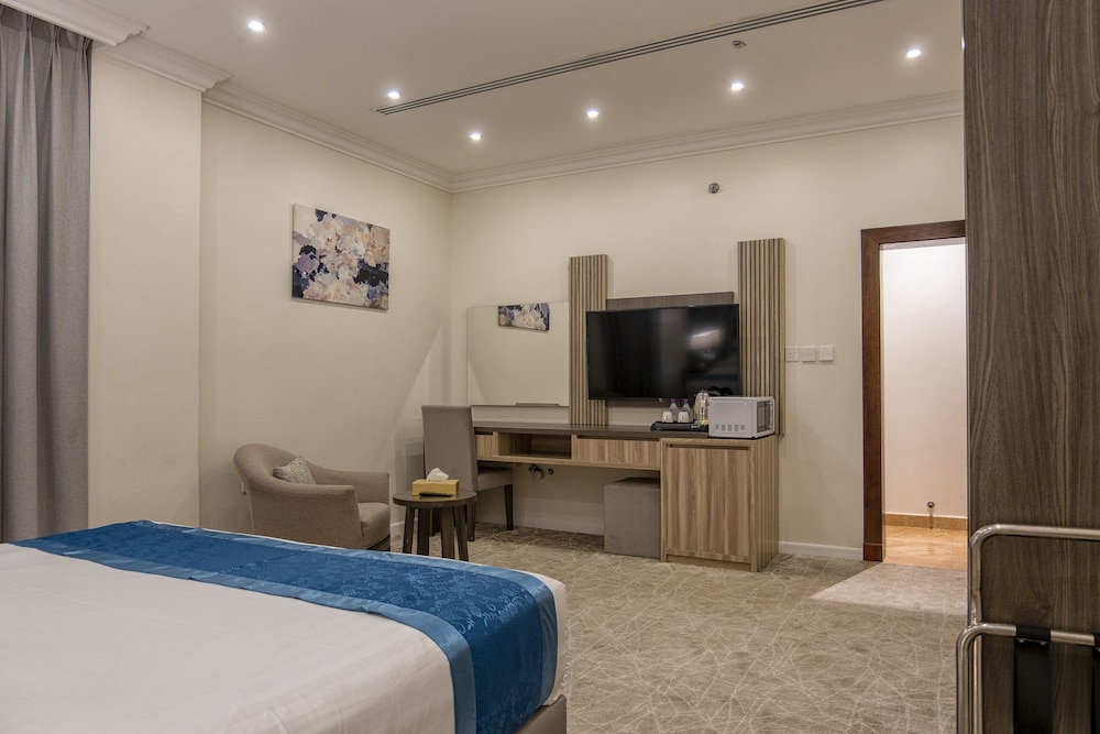 Room, 1 King Bed with Sofa bed (Mobility/Hearing Accessible, Tub) - Photo 4