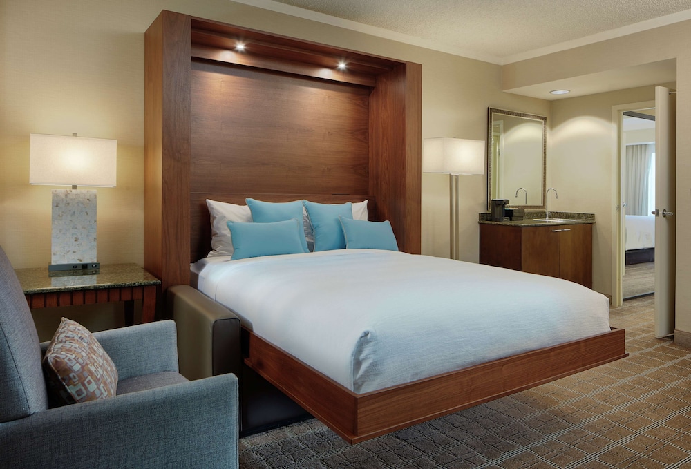 Premium Suite, 1 King + 1 Queen Murphy Bed - Photo 4