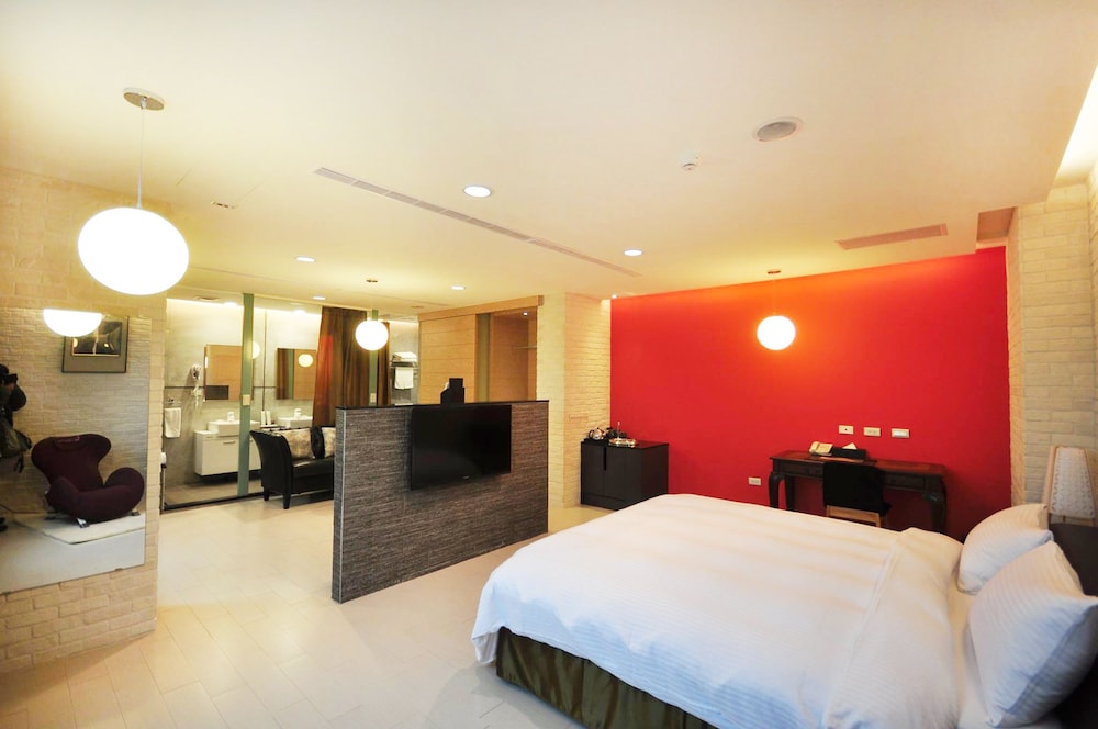 Deluxe Suite, 1 Queen Bed, Non Smoking photo 3
