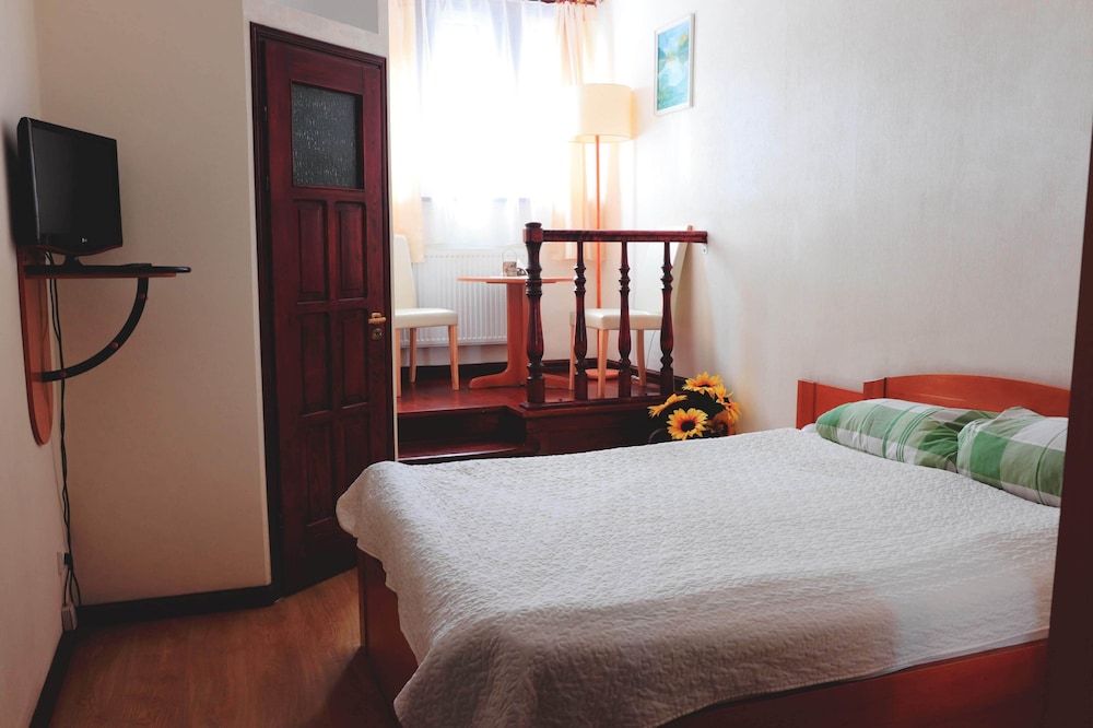 Classic Double Room, Partial Lake View