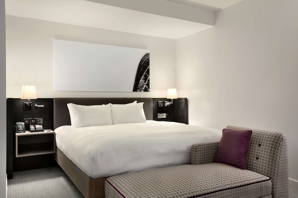 Executive Suite, 1 King Bed with Sofa bed, Club Lounge Access