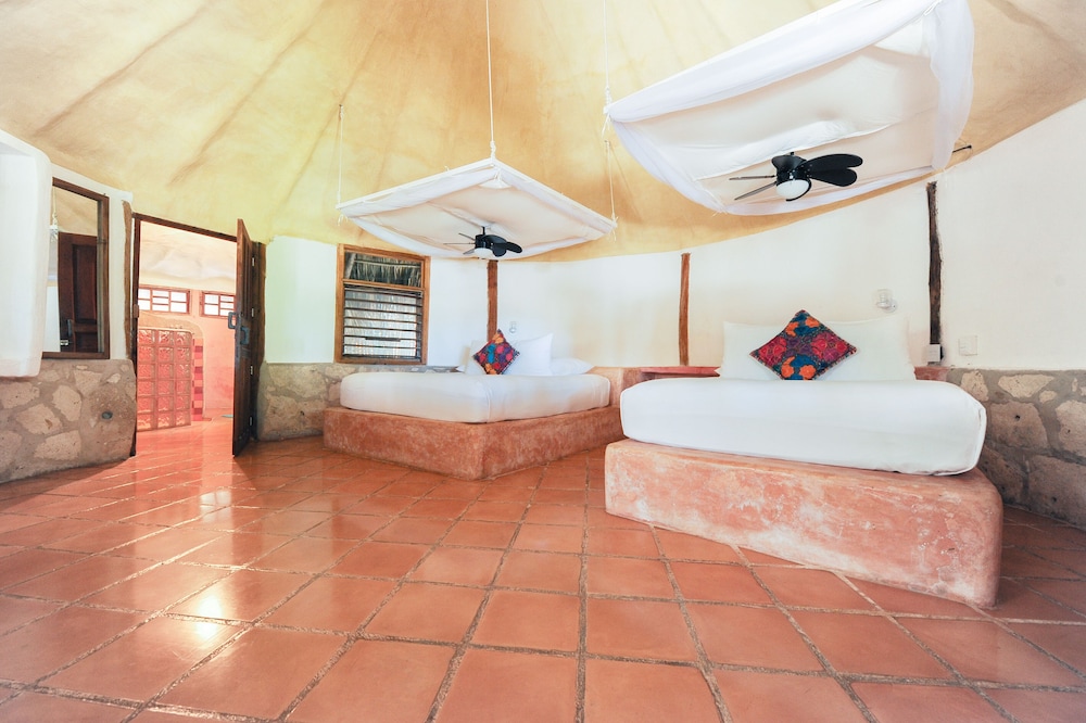 Habitación Clásica, 2 Camas Dobles, Vista Parcial al Mar, Junto a la Playa