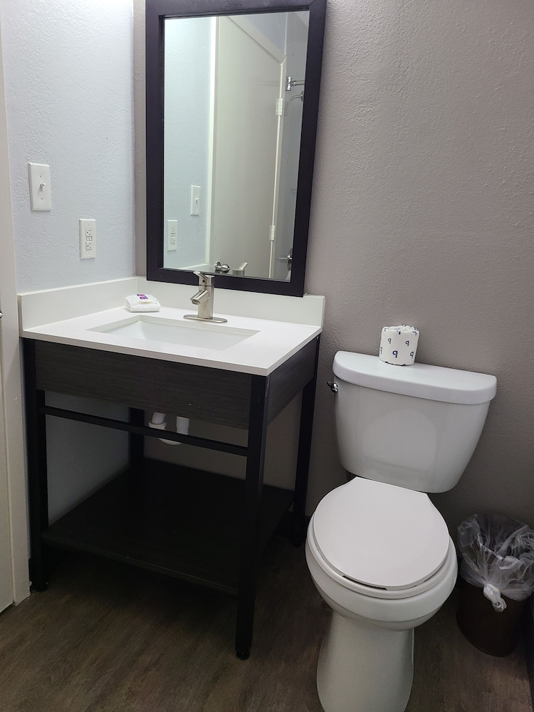 Deluxe Room, 1 Queen Bed, Smoking, Kitchenette - Photo 10