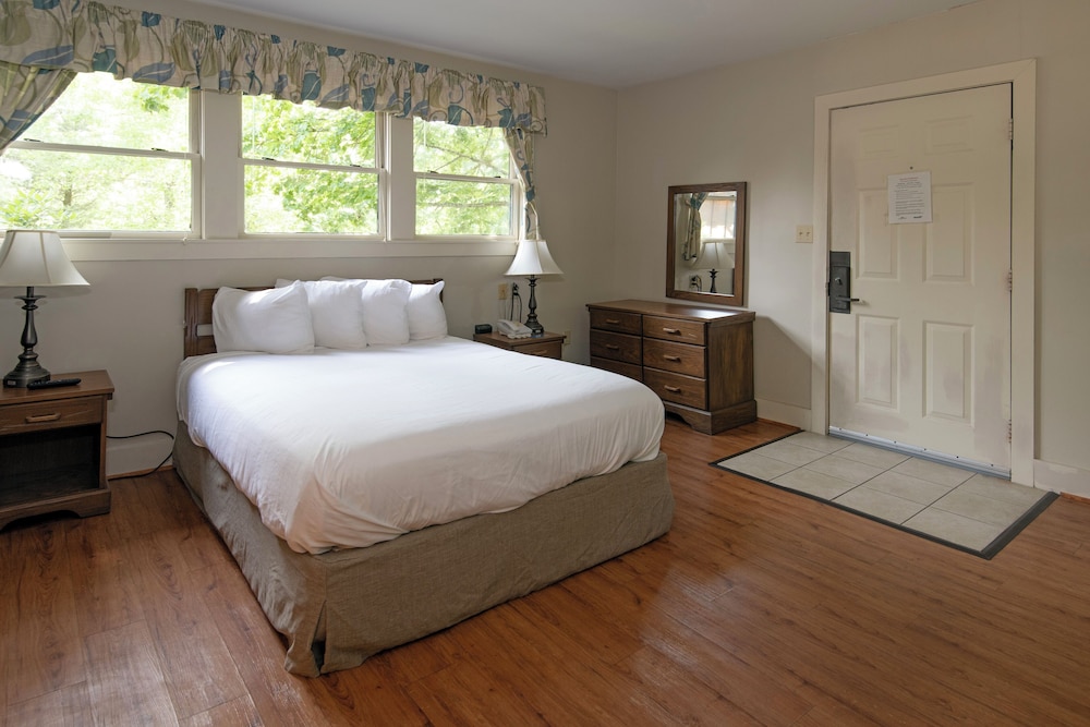 Room, 1 Queen Bed (Woodland)
