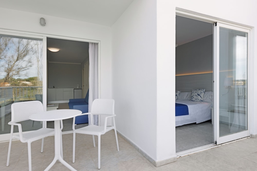 Family Room (3 Adults + 1 children) photo 2
