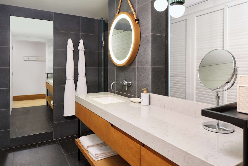 1 King Bed With Resort View