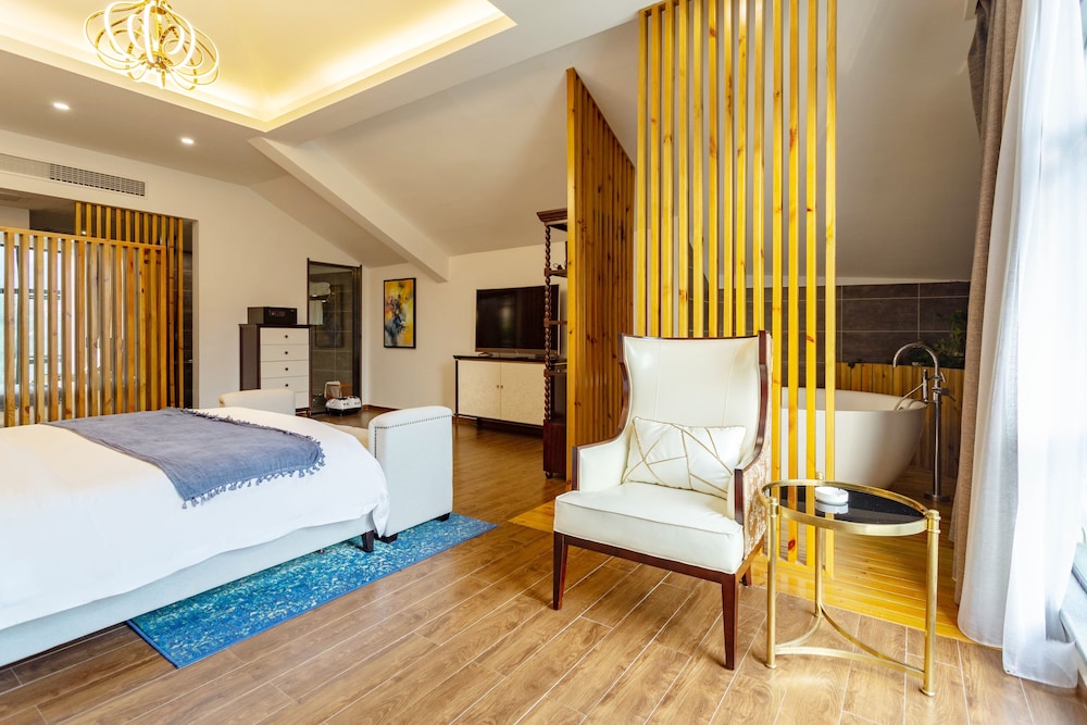 Luxury Studio Suite, 1 King Bed, Bathtub, River View photo 2