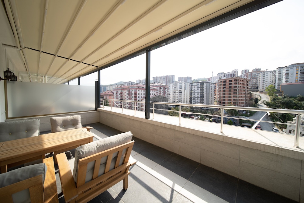 Suite, 1 Queen Bed, Smoking (Top Floor) - Photo 2