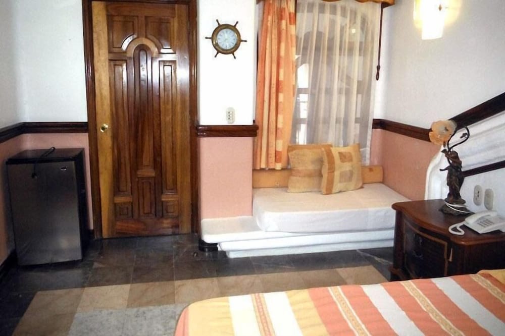 Junior Room, Quintuple photo 1