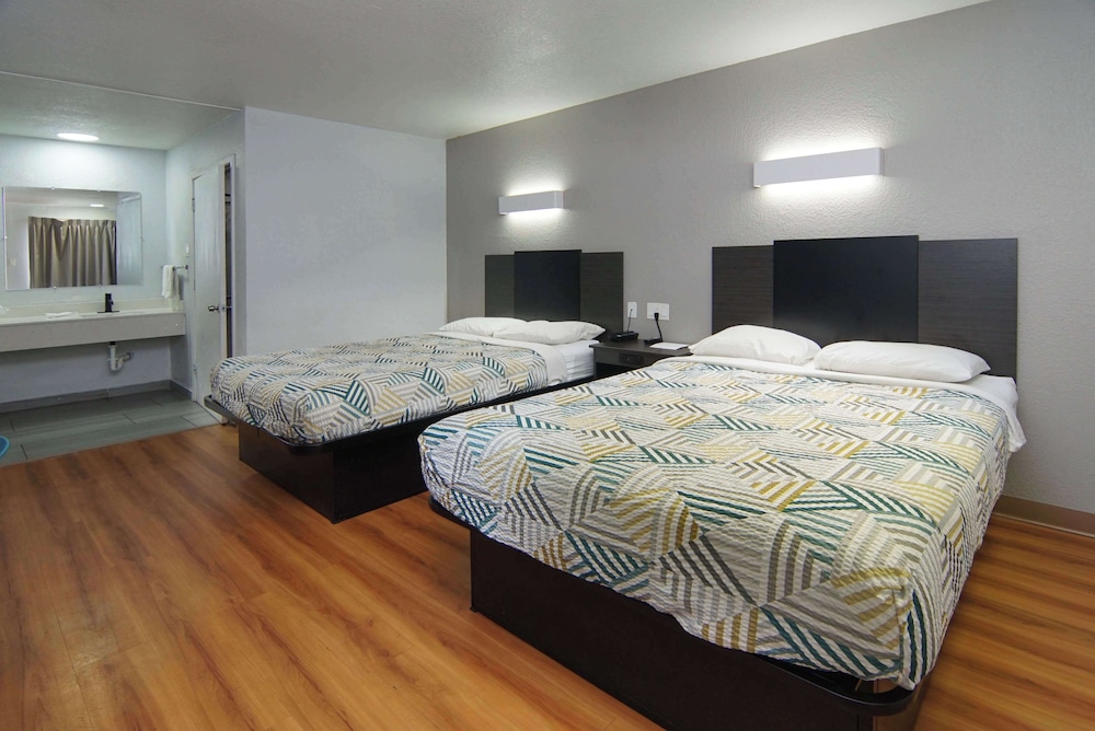 Deluxe Room, 2 Queen Beds, Accessible, Non Smoking - Photo 2