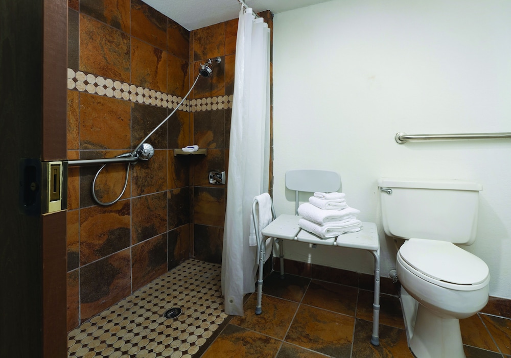 Room, 2 Queen Beds, Accessible (Classic Double-Queen, ADA) - Photo 4