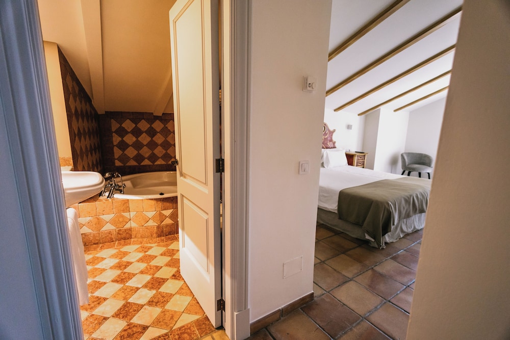 Deluxe Suite, 2 Bedrooms, Balcony, Mountain View
