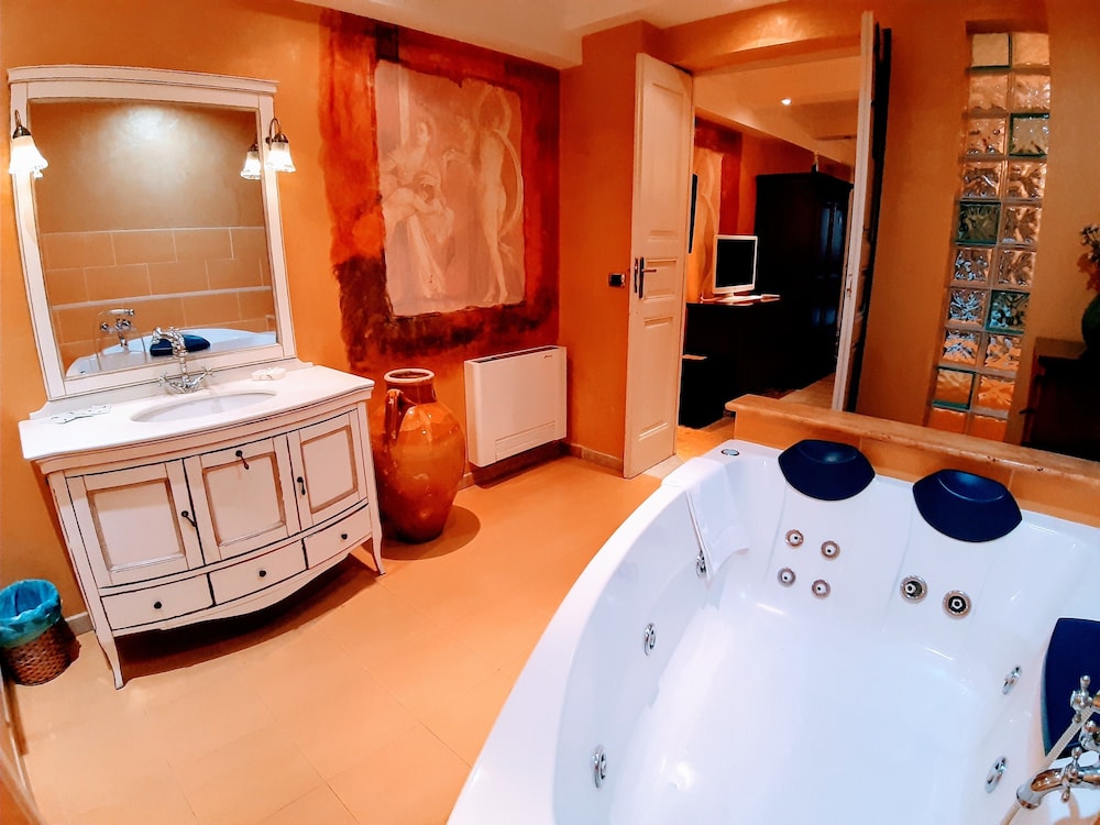 Superior Room, Hot Tub