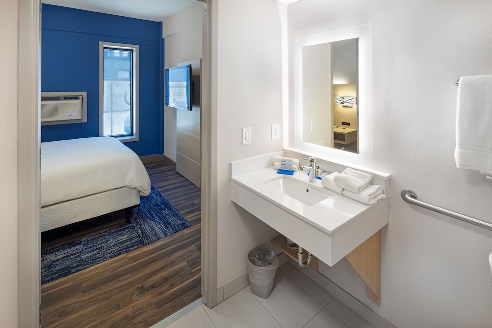 Suite, 1 King Bed, Accessible (Mobility, Accessible Tub) - Photo 12