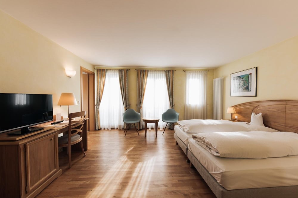 Junior Double or Twin Room, City View photo 2
