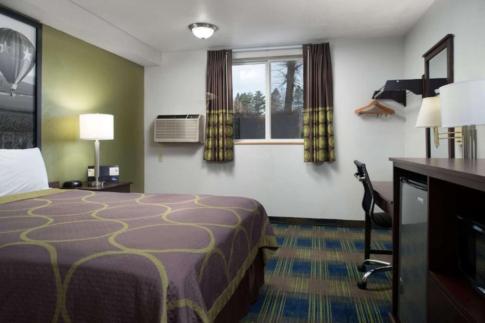Standard Room, 1 Queen Bed, Non Smoking, Refrigerator & Microwave - Photo 1
