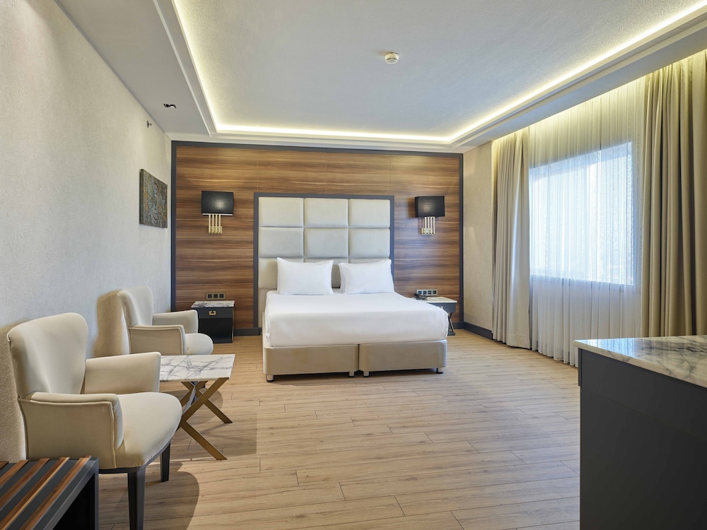 Double Room, Corner