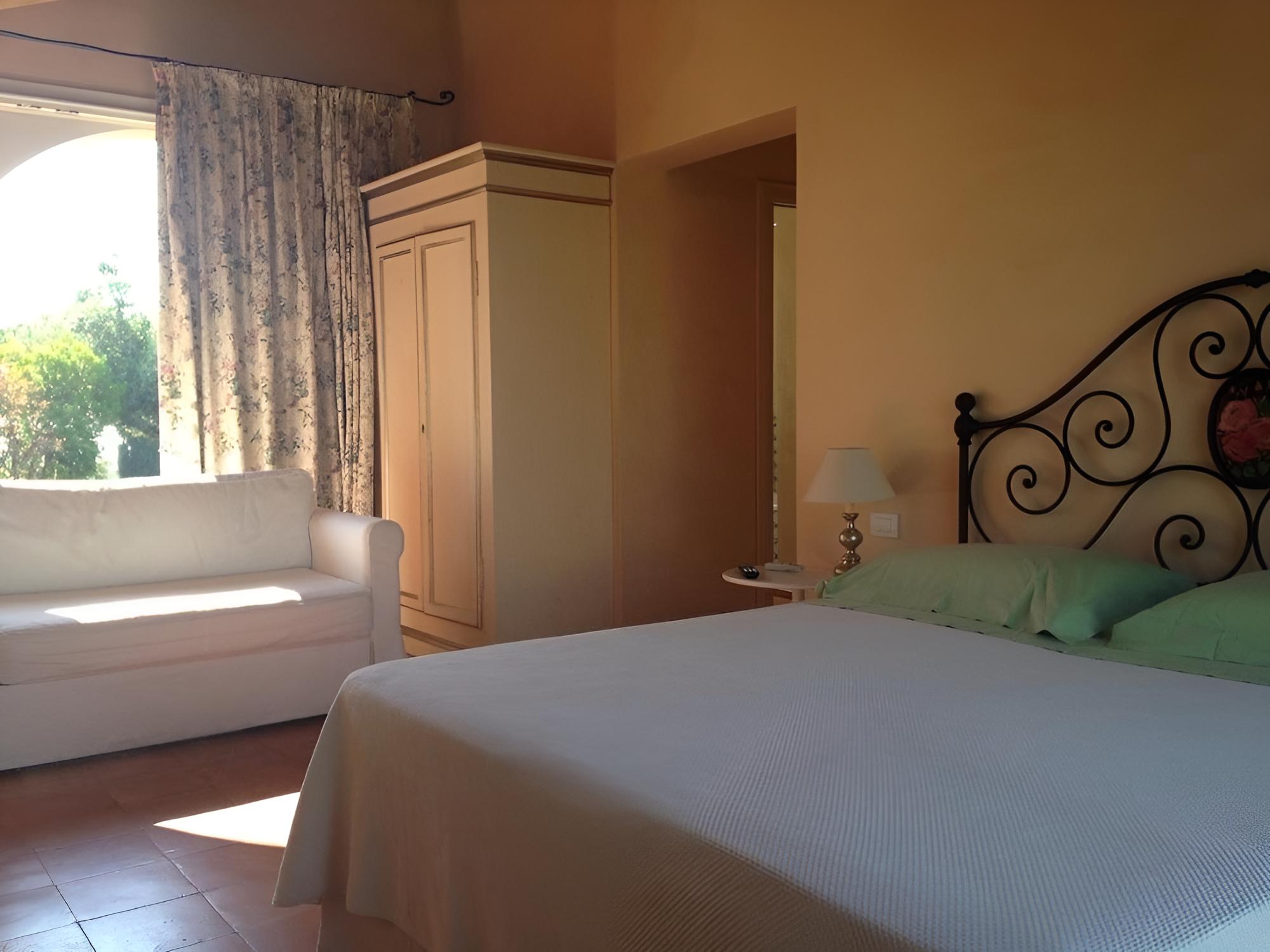 Triple Room, 1 Queen Bed with Sofa bed, Non Smoking photo 2