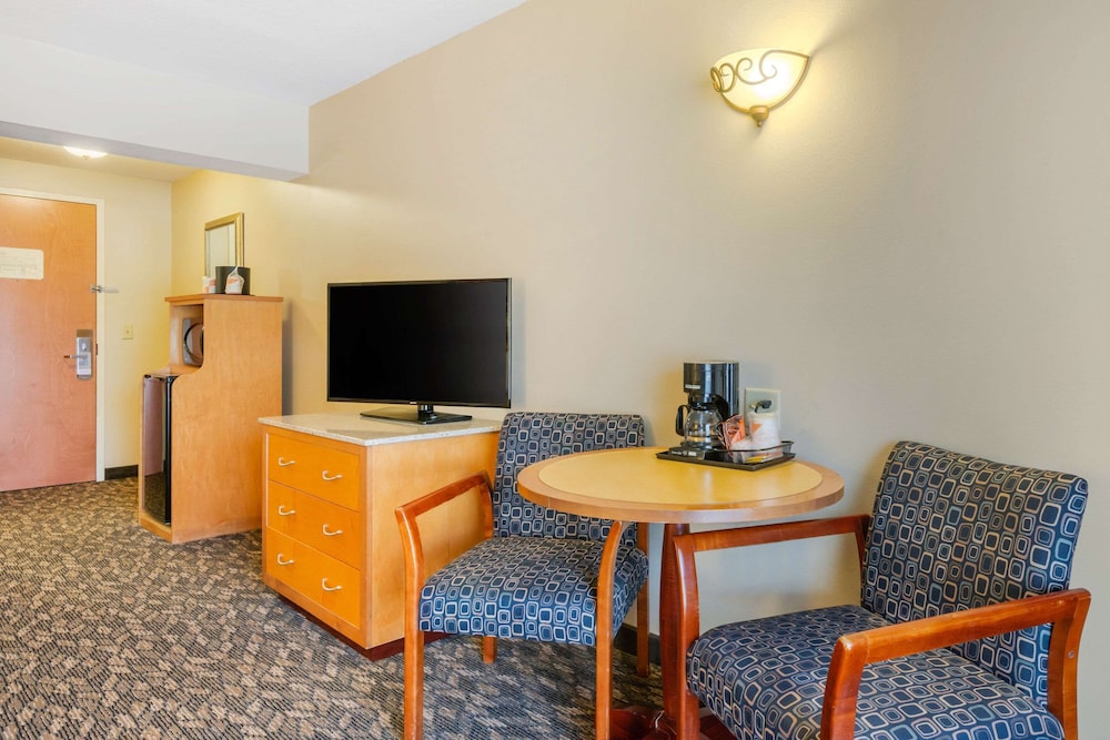 Standard Room, 2 Queen Beds, Non Smoking, Patio, photo 6