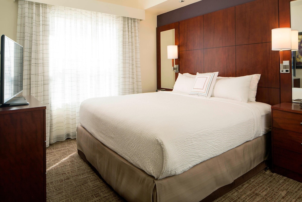 Suite, 1 Bedroom (Mobility/Hearing Access, Roll-In Shwr) photo 2
