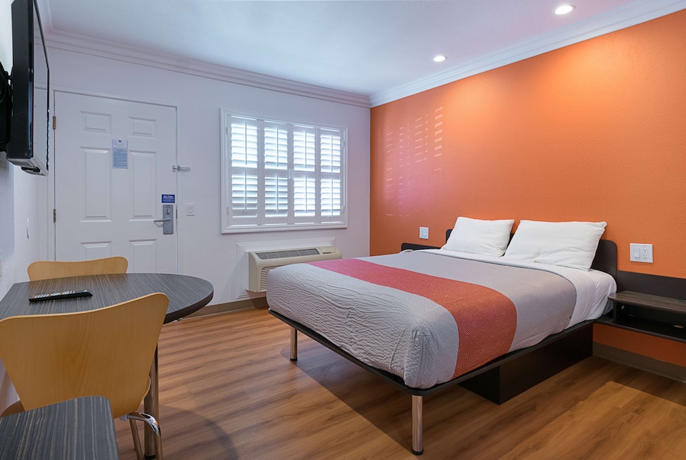 Deluxe Room, 1 King Bed, Non Smoking, Refrigerator & Microwave - Photo 1