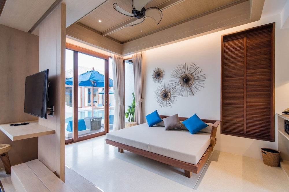 Pool Access Villa - Photo 2