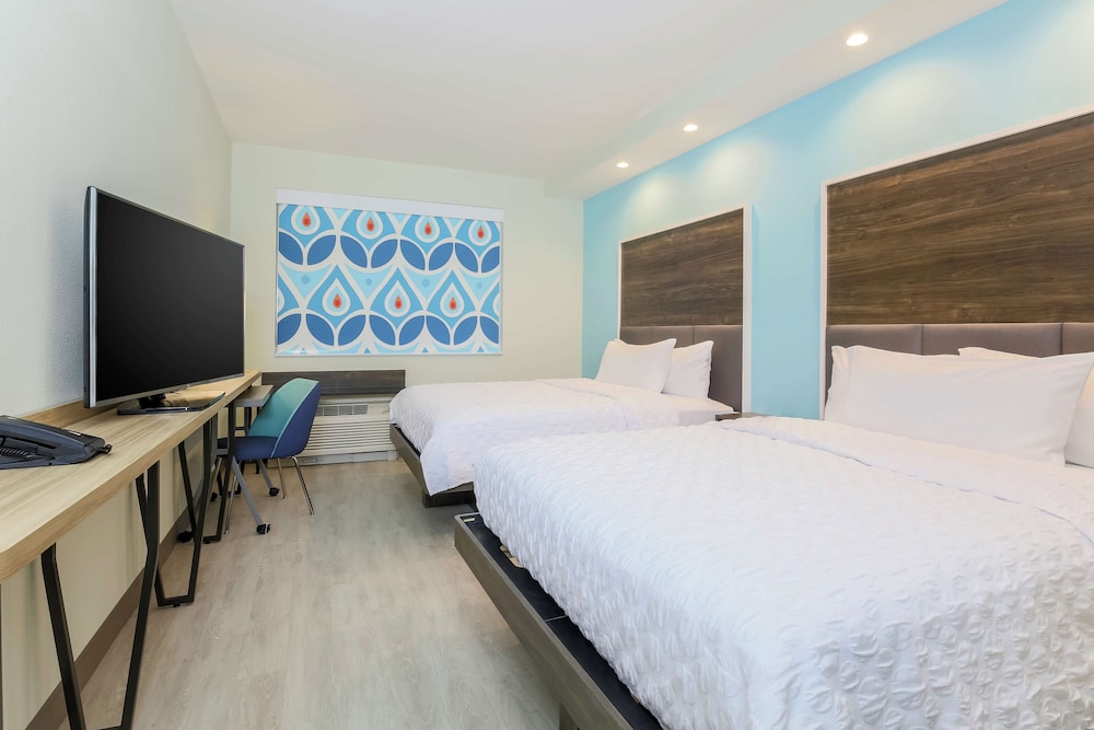 Room, 2 Queen Beds, Accessible, Bathtub