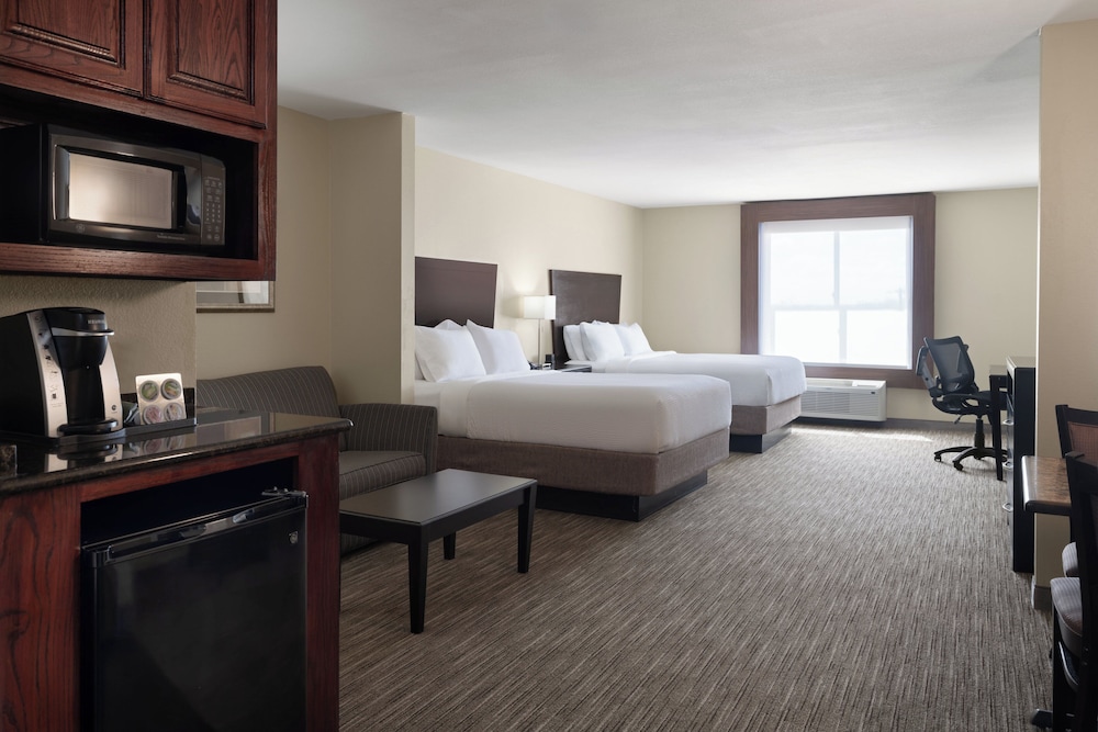 Suite, 2 Queen Beds, Microwave - Photo 5