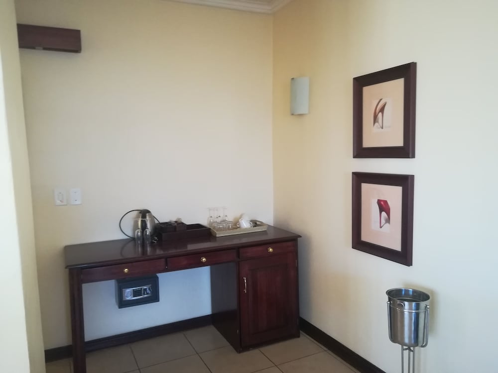 Executive Suite, 1 King Bed, Non Smoking, Garden View photo 3