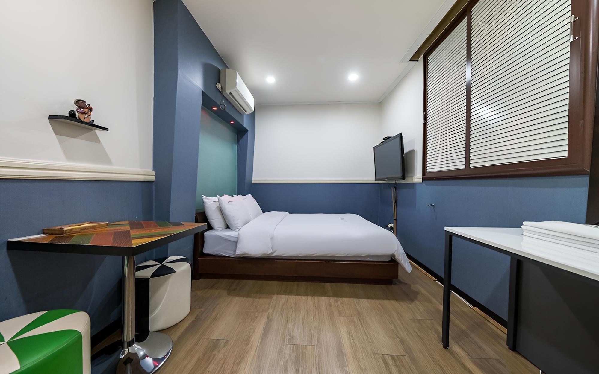 Room (Special Room (Netflix Available Rando) - Photo 6
