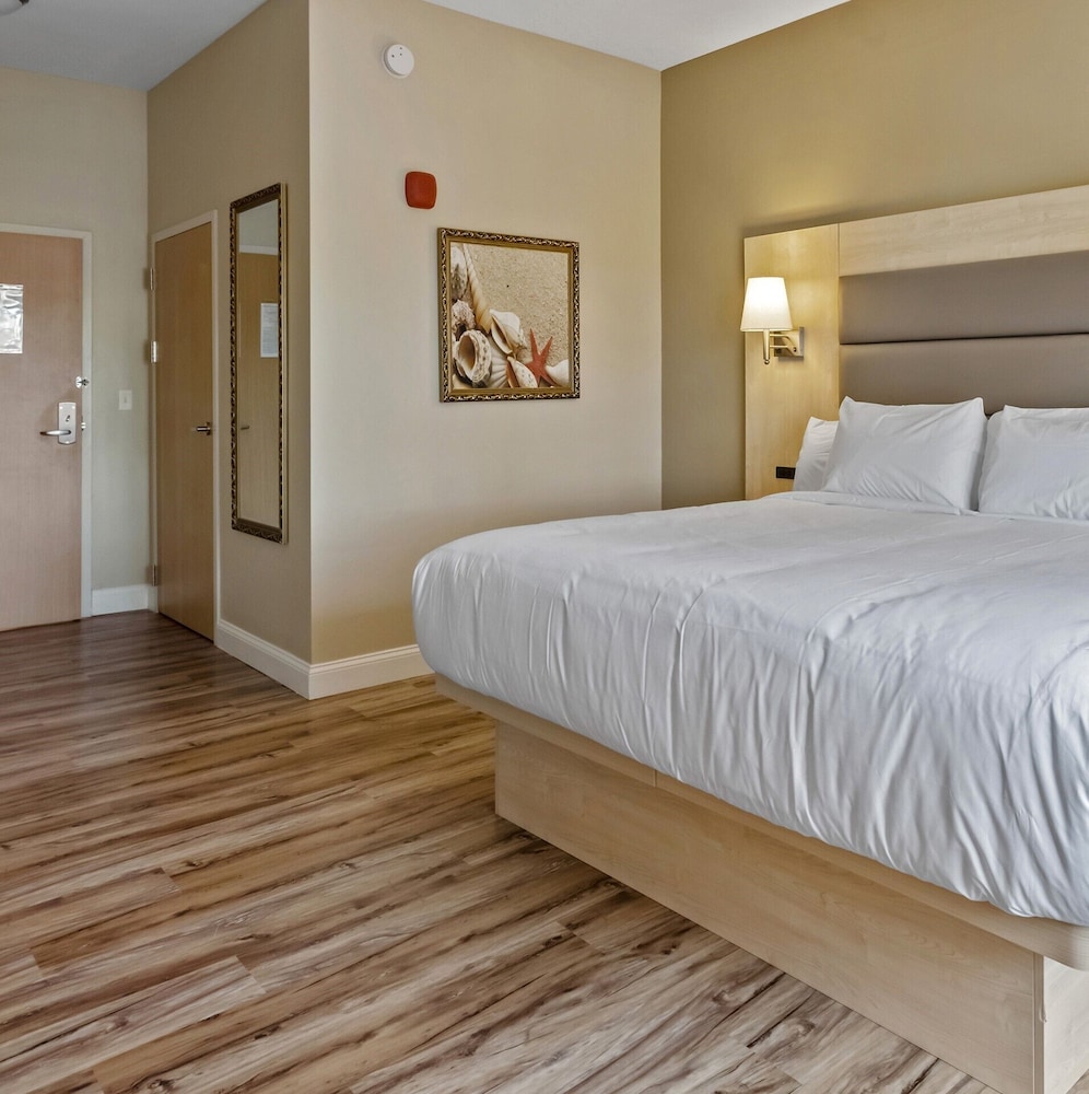 Standard Room, 1 King Bed, Non Smoking - Photo 2