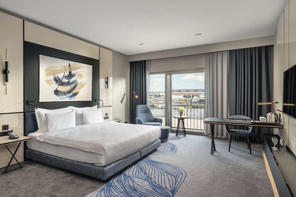 Standard Room, 1 King Bed, Club Lounge Access photo 3