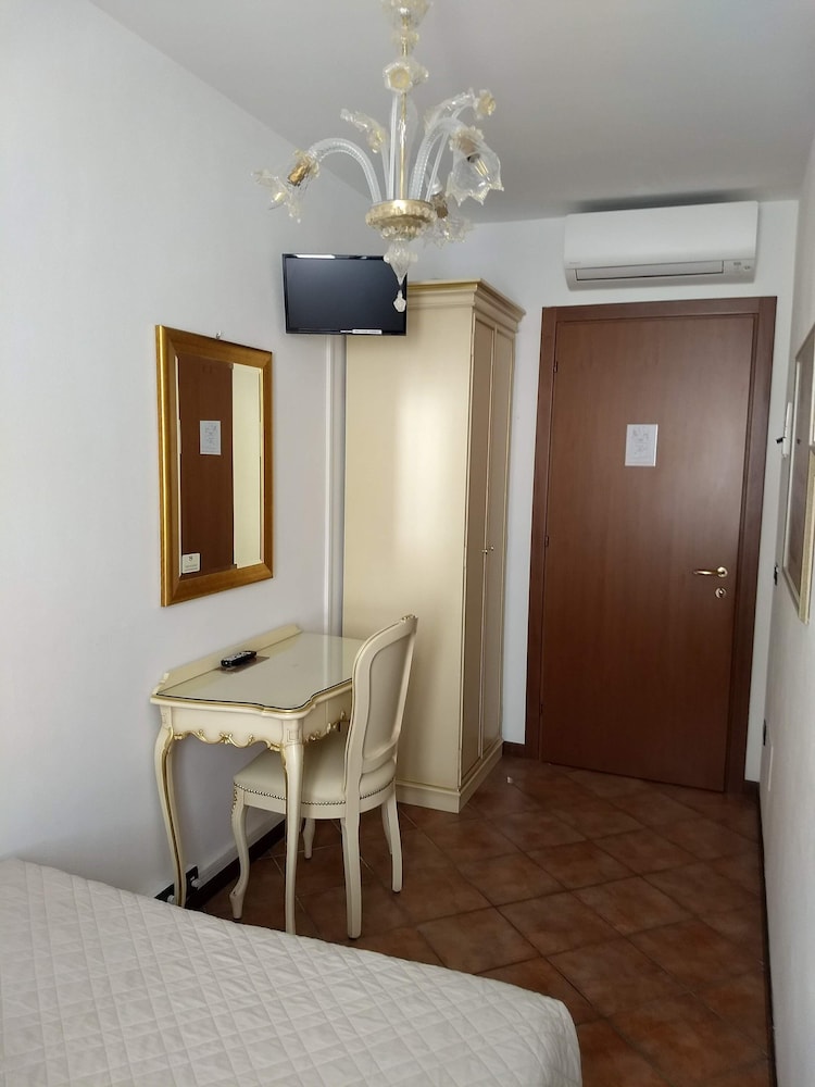 Economy Double Room photo 2