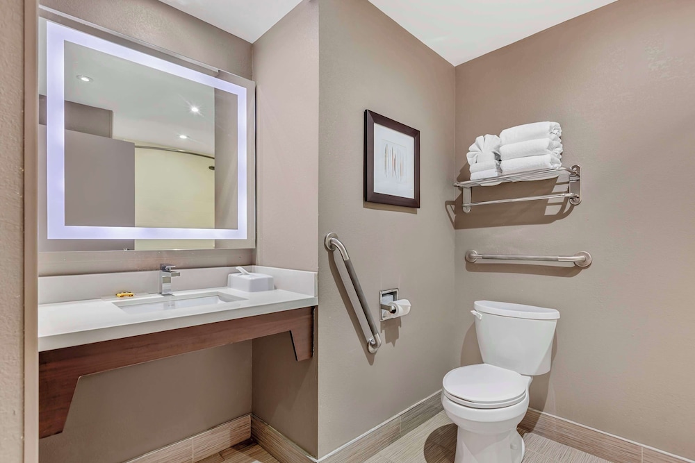 Standard Room, 2 Queen Beds, Accessible, Bathtub