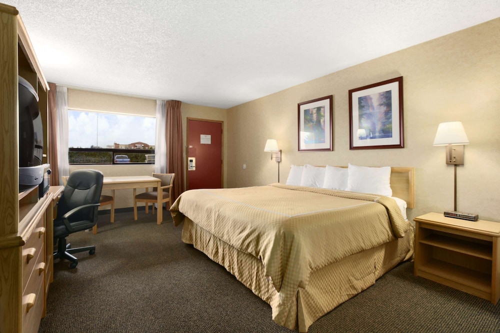 Standard Room, 1 King Bed - Photo 1