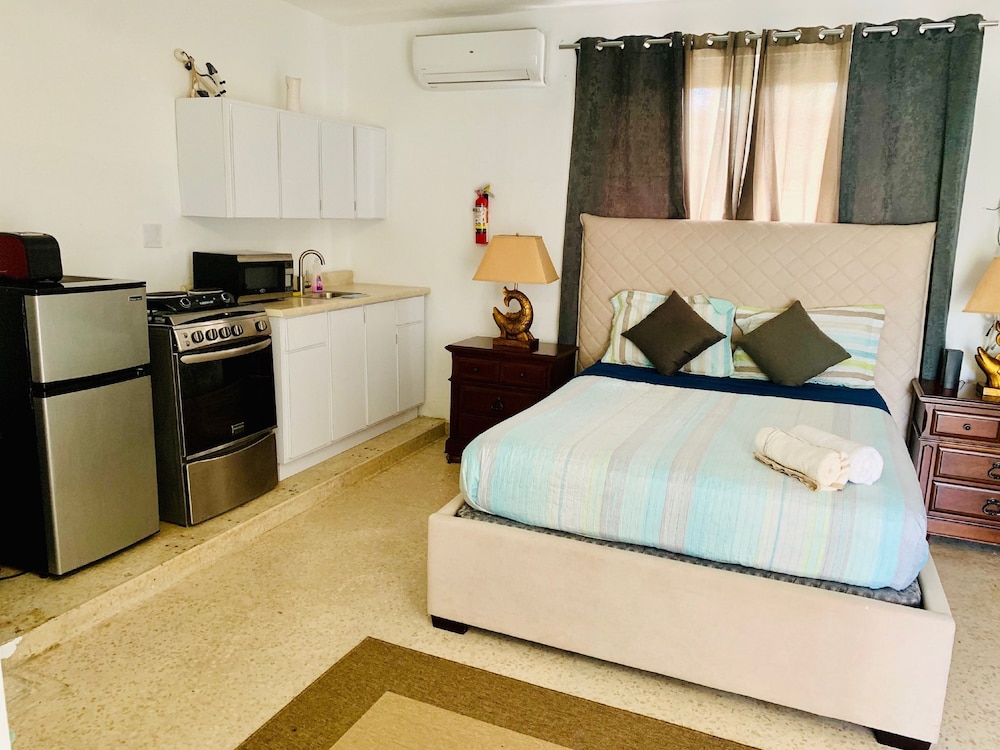 VA 1b Interior Facility Budget Villa / Kitchen / Queen Size Bed, Ocean  Front Property photo 3